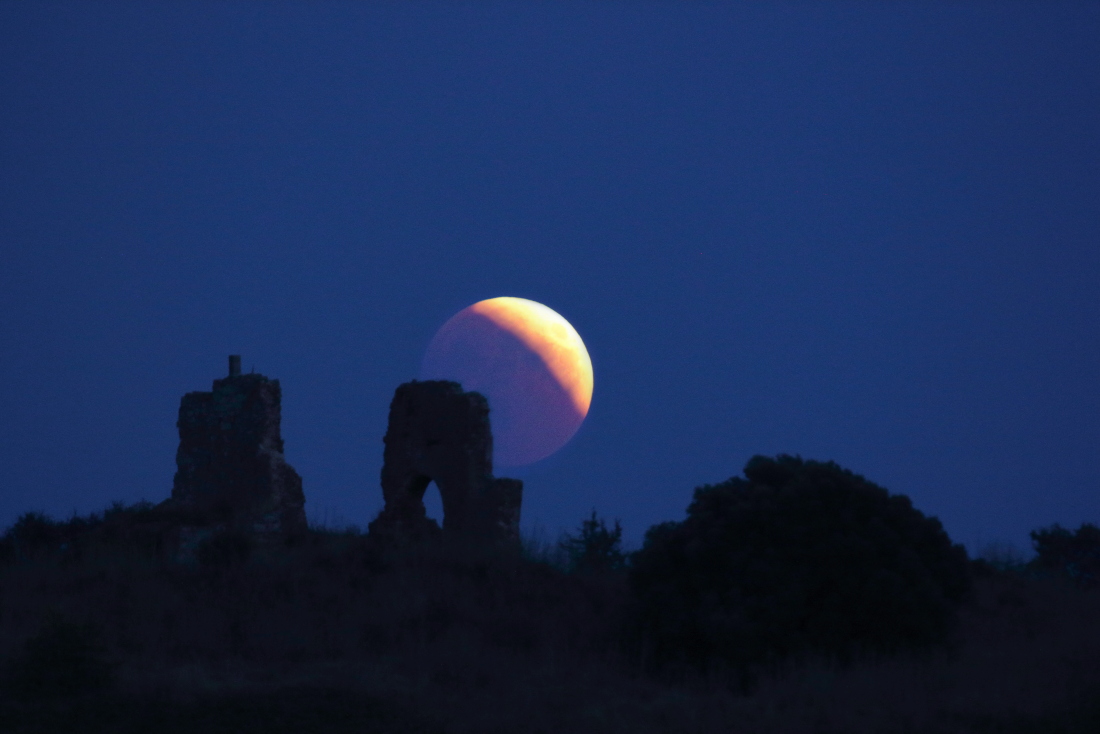 [it] la Luna sorge dietro le rovine dell'Abbazia di S.Pancrazio al fango durante l'eclisse parziale del 27 luglio 2018 [en] Moon rise behind San Pancrazio Abbey ruins during partial eclipse in July 27, 2018